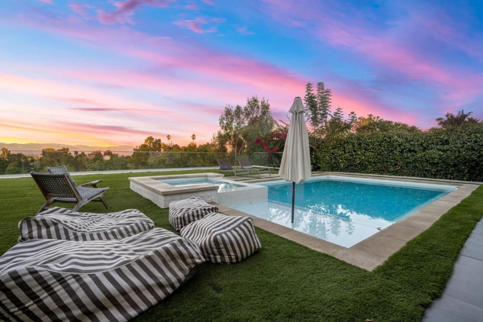 Coulson Street Retreat with pool BBQ and more House in Tarzana