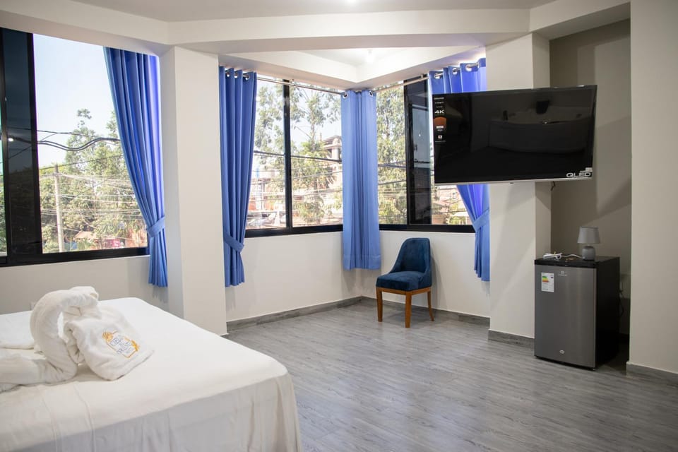 Bed, TV and multimedia, Photo of the whole room, Bedroom, towels