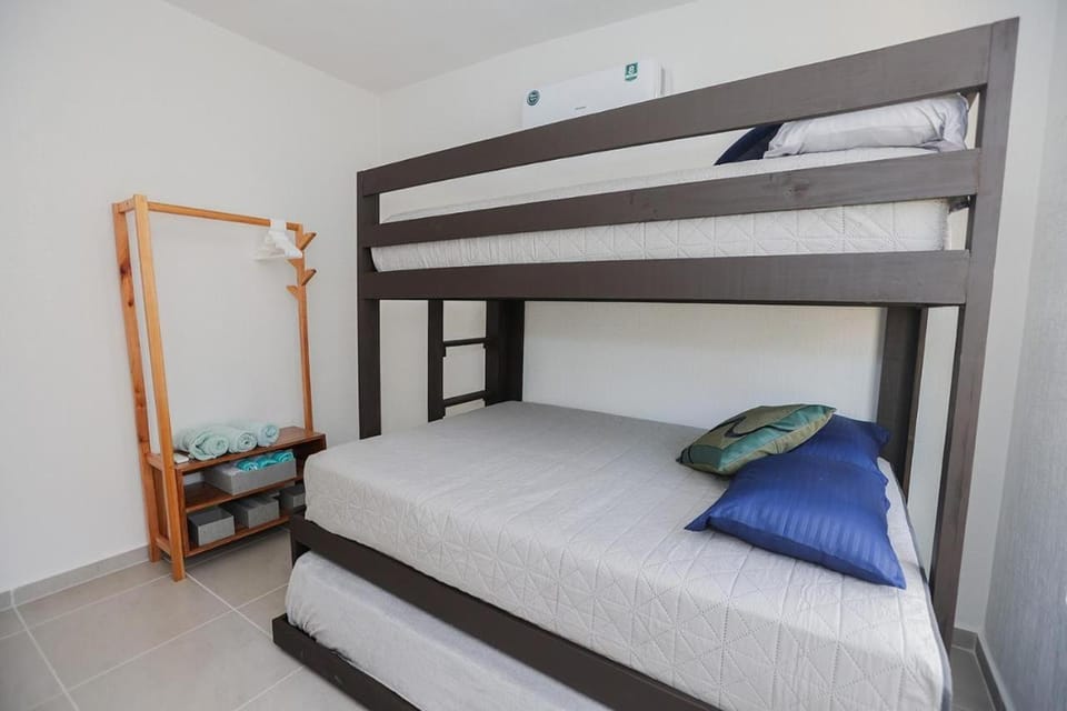 Bedroom, bunk bed