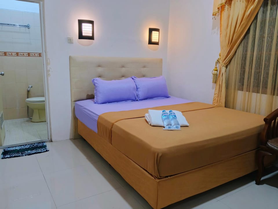 Toilet, Bed, Photo of the whole room, Bedroom