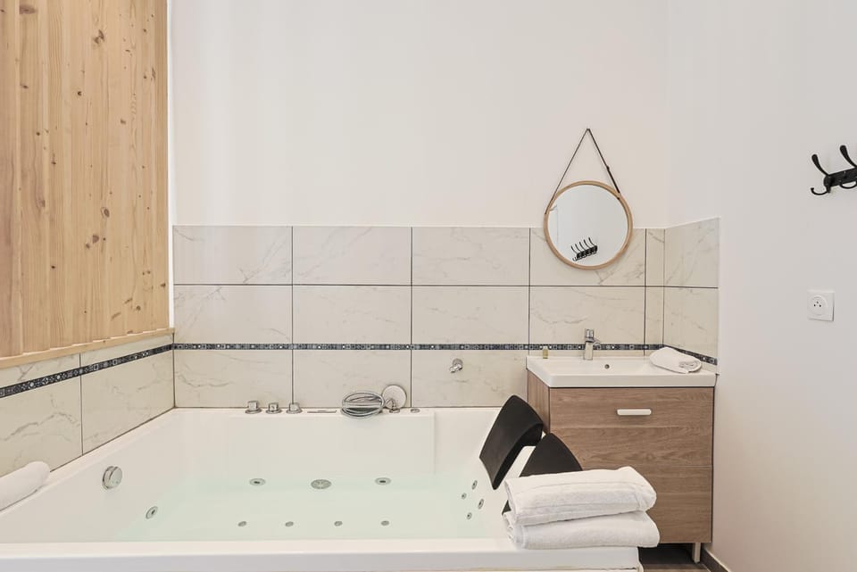 Hot Tub, Bathroom, towels
