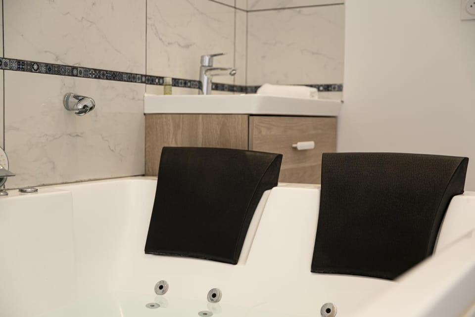Hot Tub, Bathroom