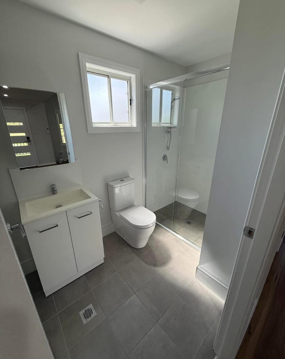 Toilet, Bathroom, towels, laundry, washing machine