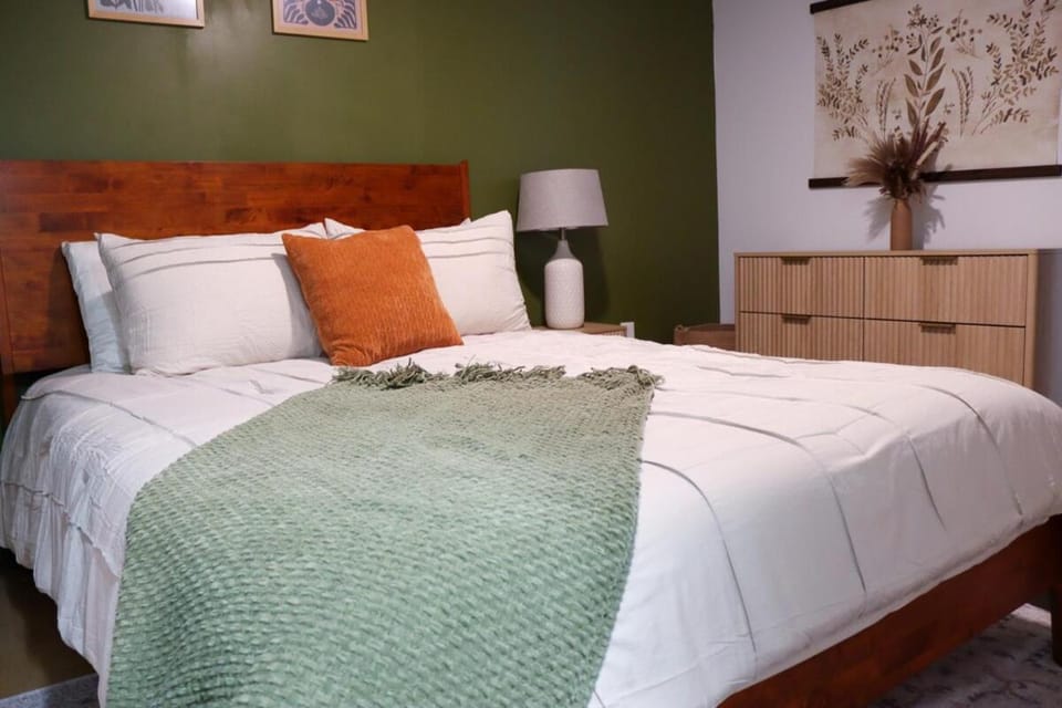 Downtown Birmingham Cozy Escape Rooftop Access Apartment in Birmingham