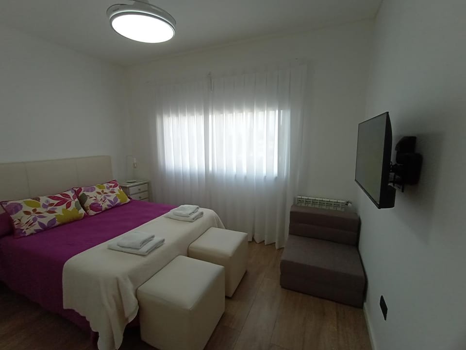 Bed, TV and multimedia, Photo of the whole room, Bedroom, towels