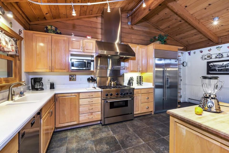 Glen Ellen Stone Retreat - Family Friendly Home - Walk to Town House in Glen Ellen