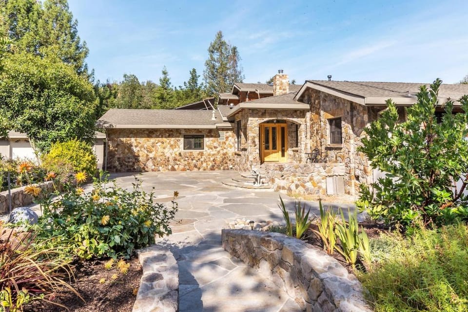 Glen Ellen Stone Retreat - Family Friendly Home - Walk to Town House in Glen Ellen