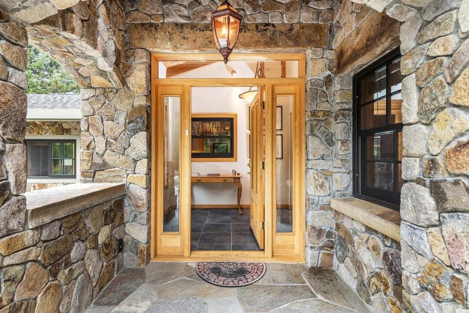 Glen Ellen Stone Retreat - Family Friendly Home - Walk to Town House in Glen Ellen