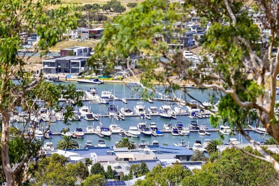 Coastal Vista Retreat - Panoramic Mt Martha Views House in Melbourne