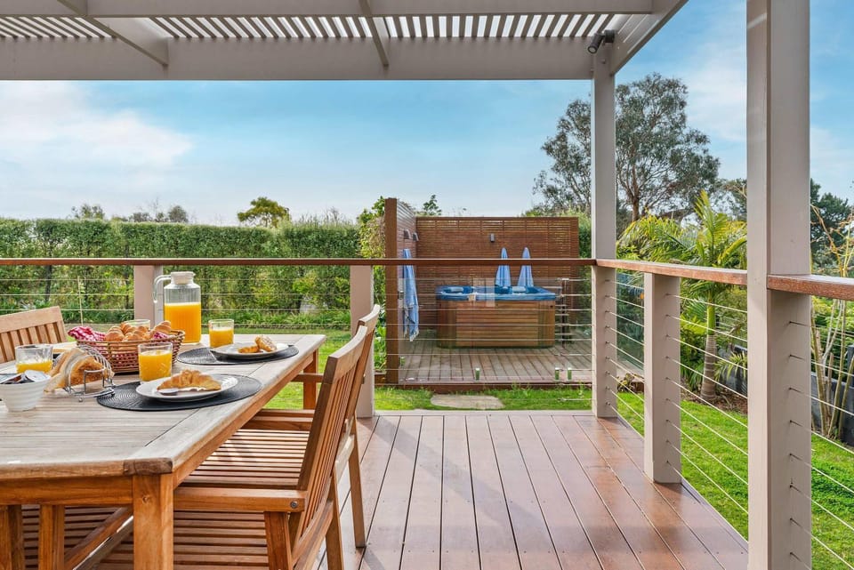 Coastal Sanctuary - Bay Views Spa Games Room House in Dromana