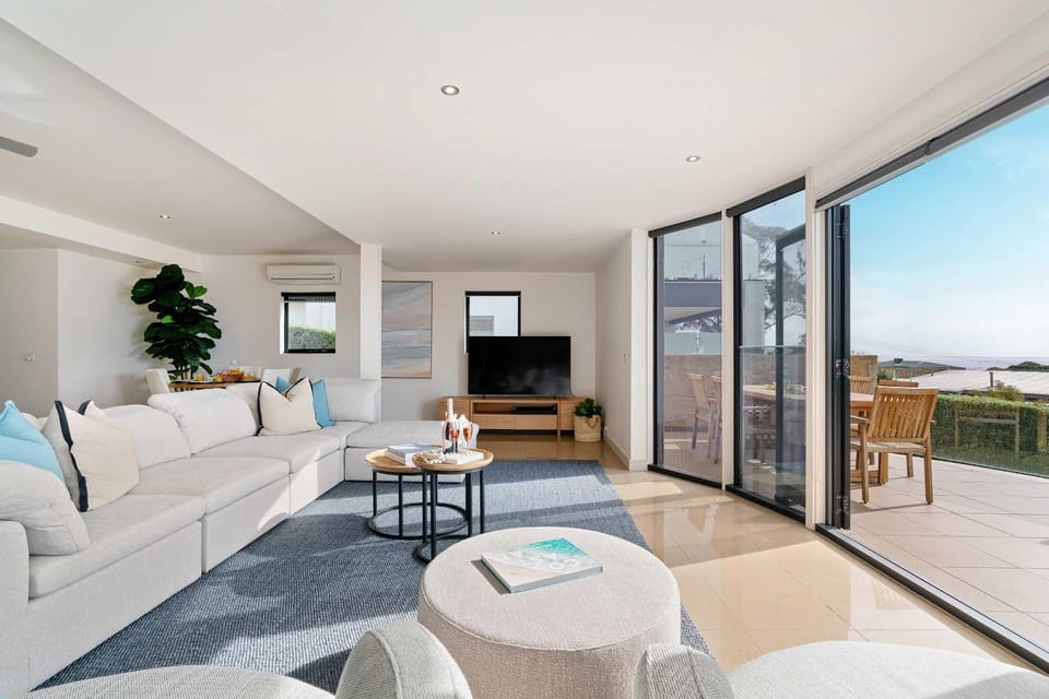 Coastal Sanctuary - Bay Views Spa Games Room House in Dromana