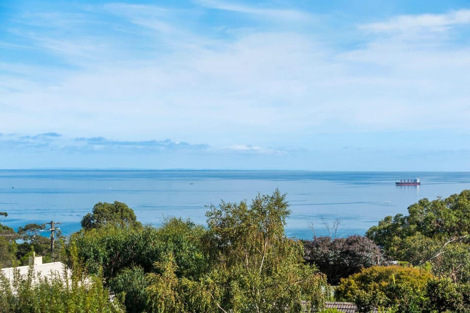 Coastal Sanctuary - Bay Views Spa Games Room House in Dromana