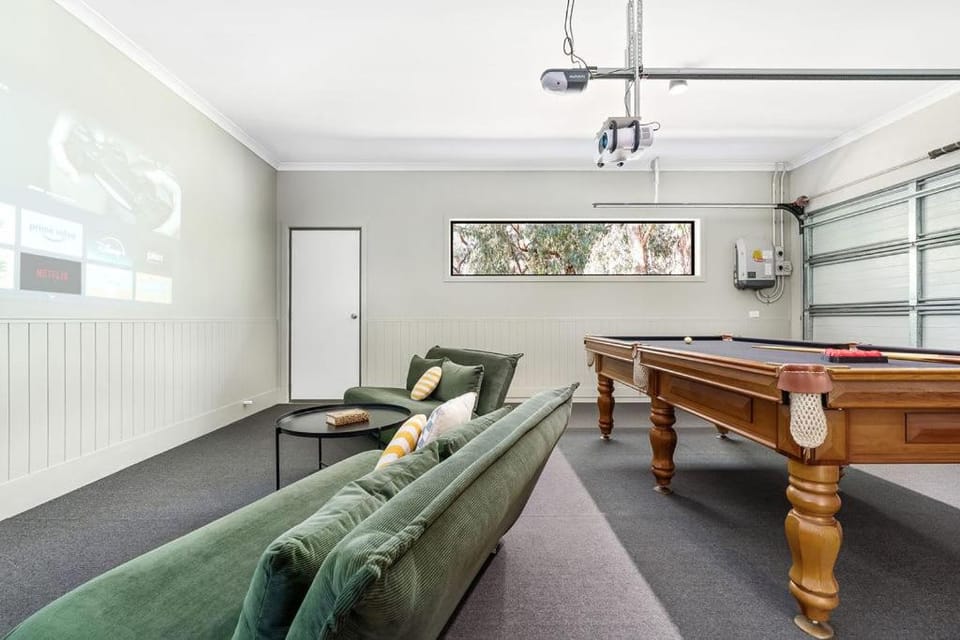 Hillside Luxury - Pool Table, Cosy Fire, Wineries House in Red Hill