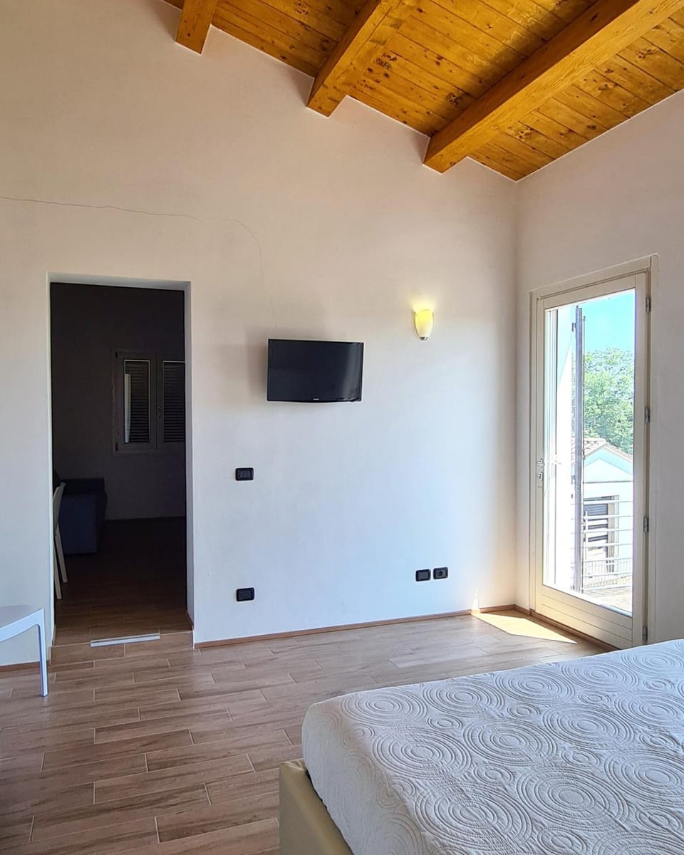 TV and multimedia, Photo of the whole room, Bedroom
