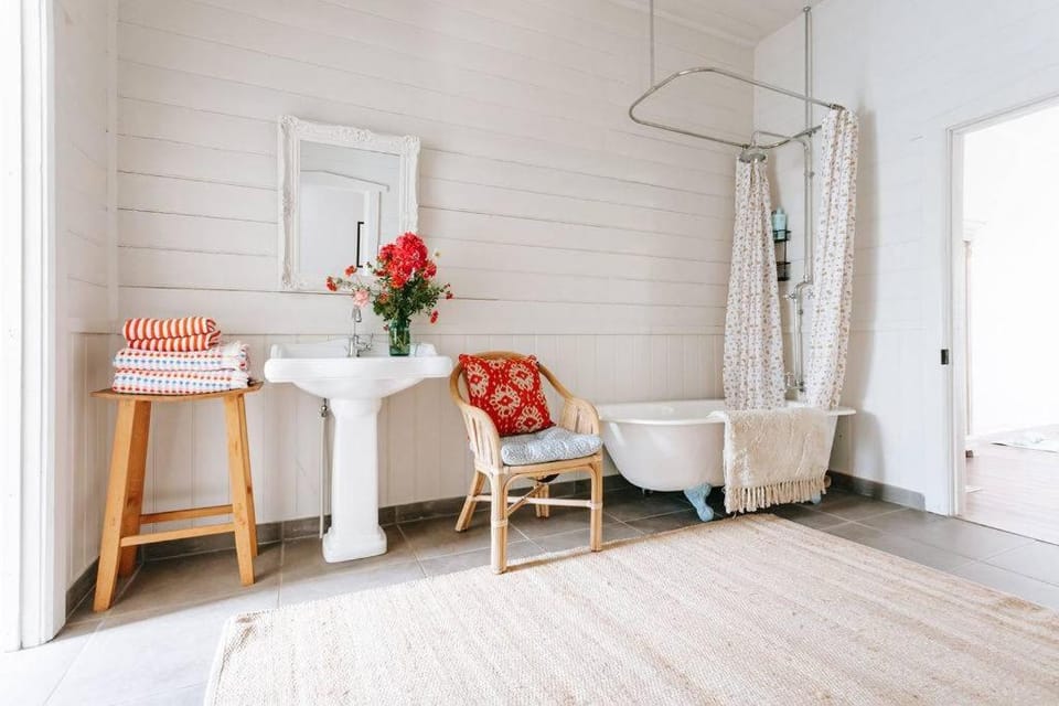 The Sunday School - Timeless Cottage Wine Region House in Red Hill