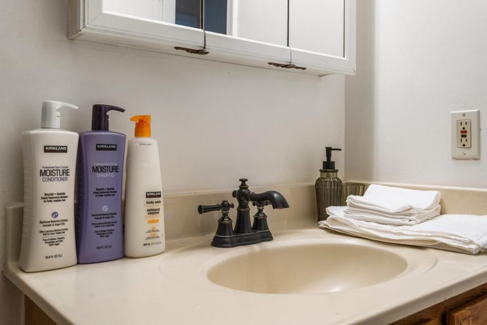 Spacious 4BR Townhouse Sleeps 13 Near DC and Metro Apartment in Arlington