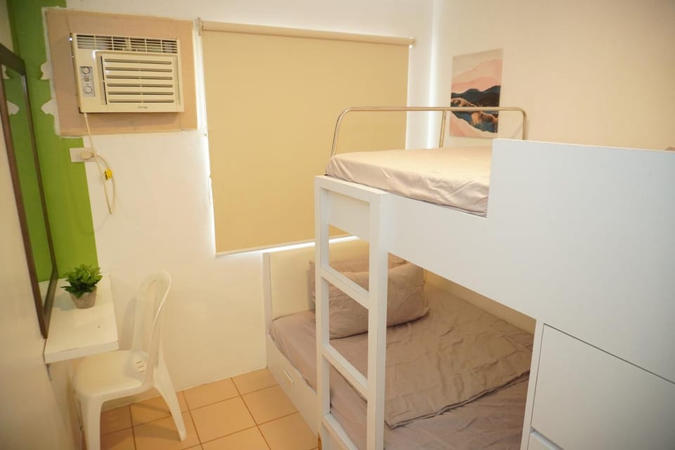 Bedroom, bunk bed