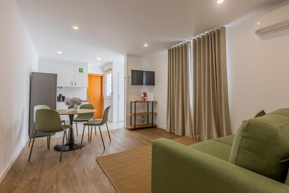 Communal lounge/ TV room, TV and multimedia, Living room, Dining area
