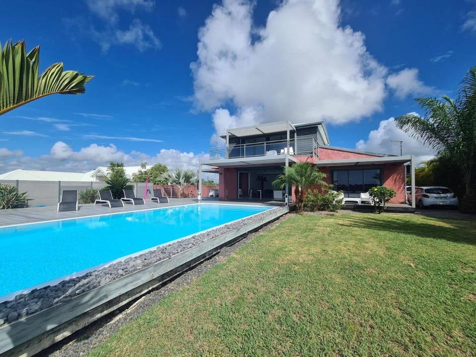 Property building, Day, Swimming pool, sunbed