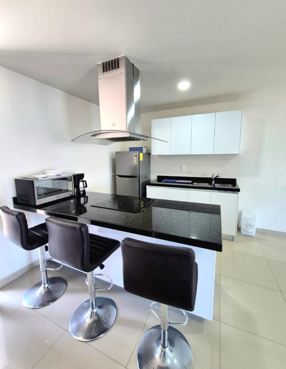 Kitchen or kitchenette, Dining area, minibar, stove