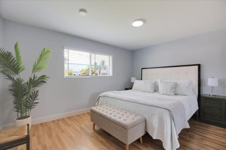 Goodland Blue House House in Goleta