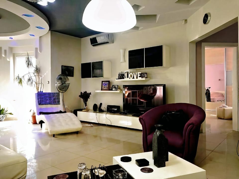Communal lounge/ TV room, TV and multimedia, Living room, Evening entertainment