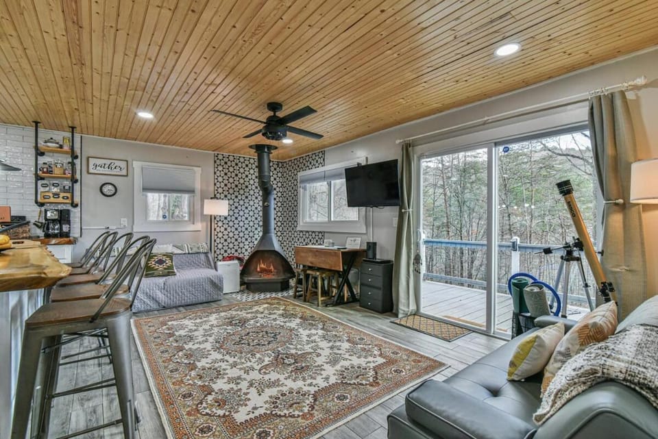 Tranquil Mountain Retreat With Hot Tub Pet Friendly House in Tennessee