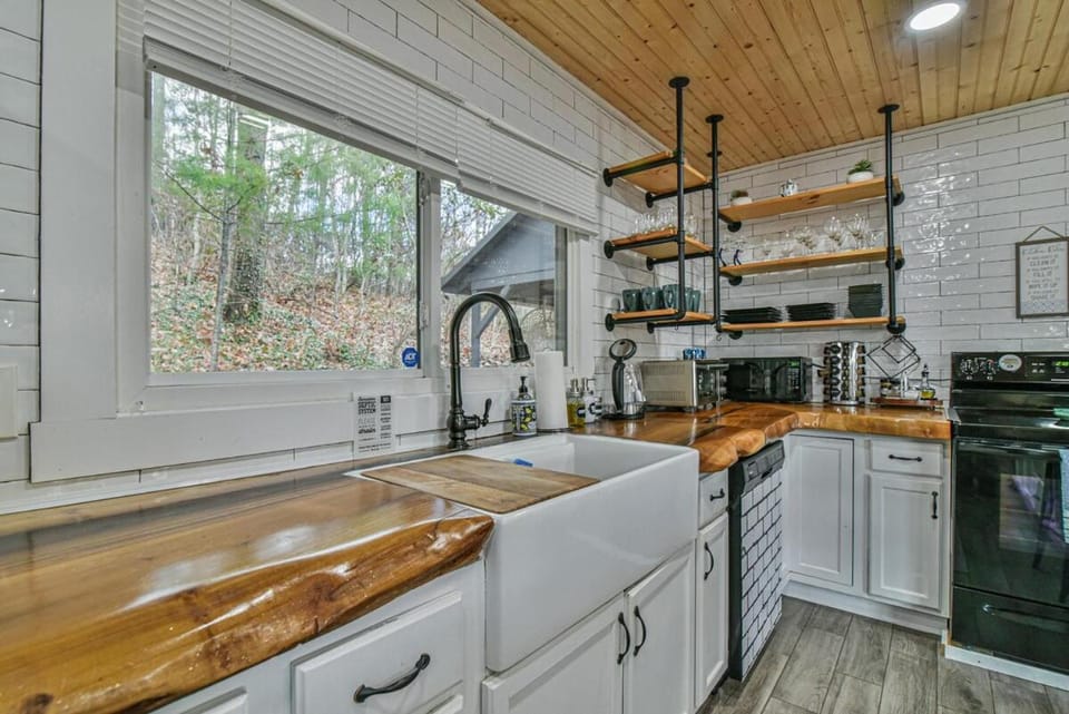 Tranquil Mountain Retreat With Hot Tub Pet Friendly House in Tennessee