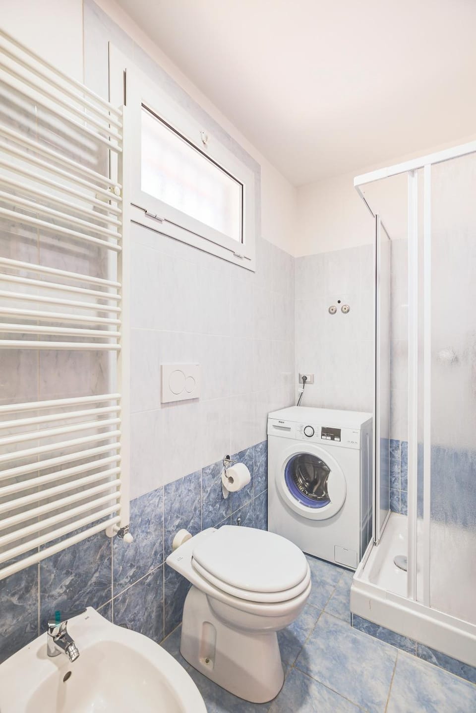 Staff, Bathroom, Entertainment