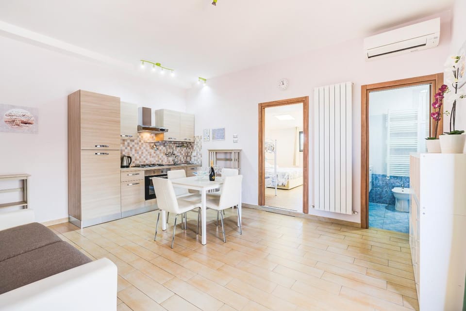 Coffee/tea facilities, Kitchen or kitchenette, Dining area