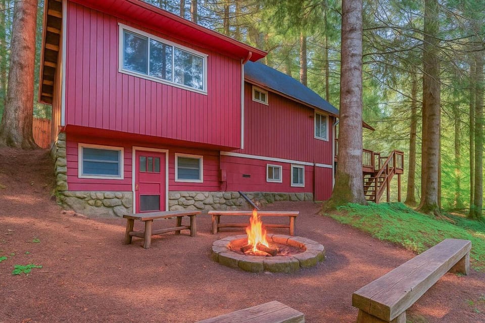 Rainier Vintage Retreat With Hot Tub-Fireplace-WiFi House in Washington
