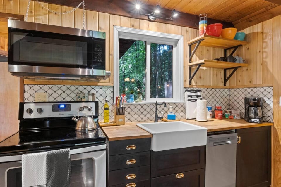 Rainier Vintage Retreat With Hot Tub-Fireplace-WiFi House in Washington