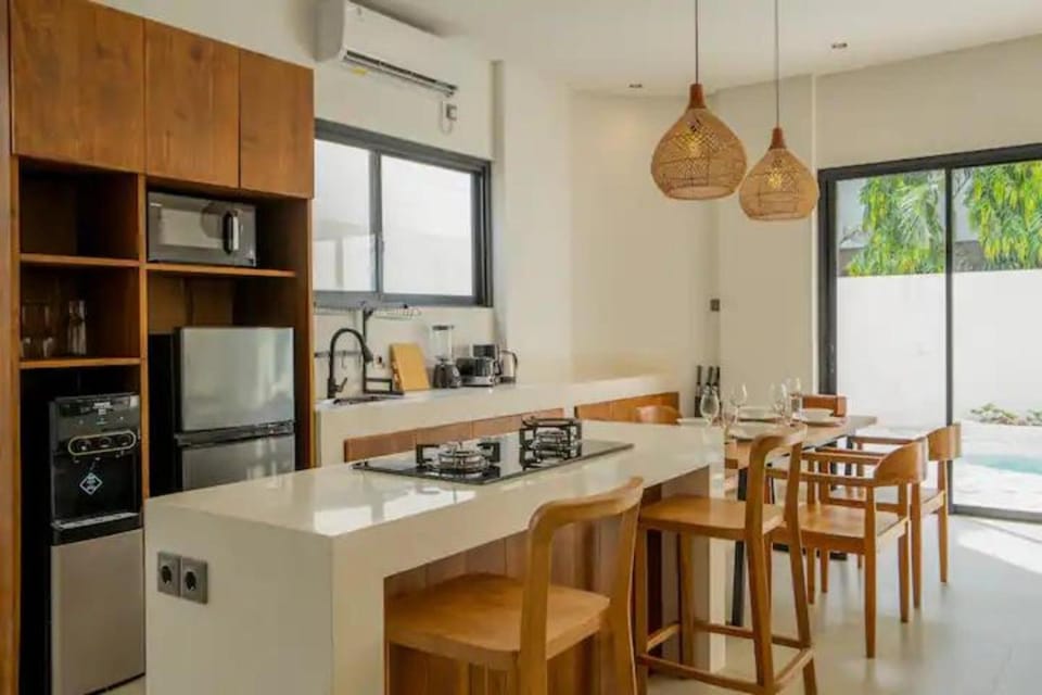 Coffee/tea facilities, Kitchen or kitchenette, Dining area, stove