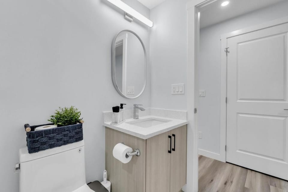 Basement in Calgary - 10 Mins from Calgary Airport Apartment in Calgary