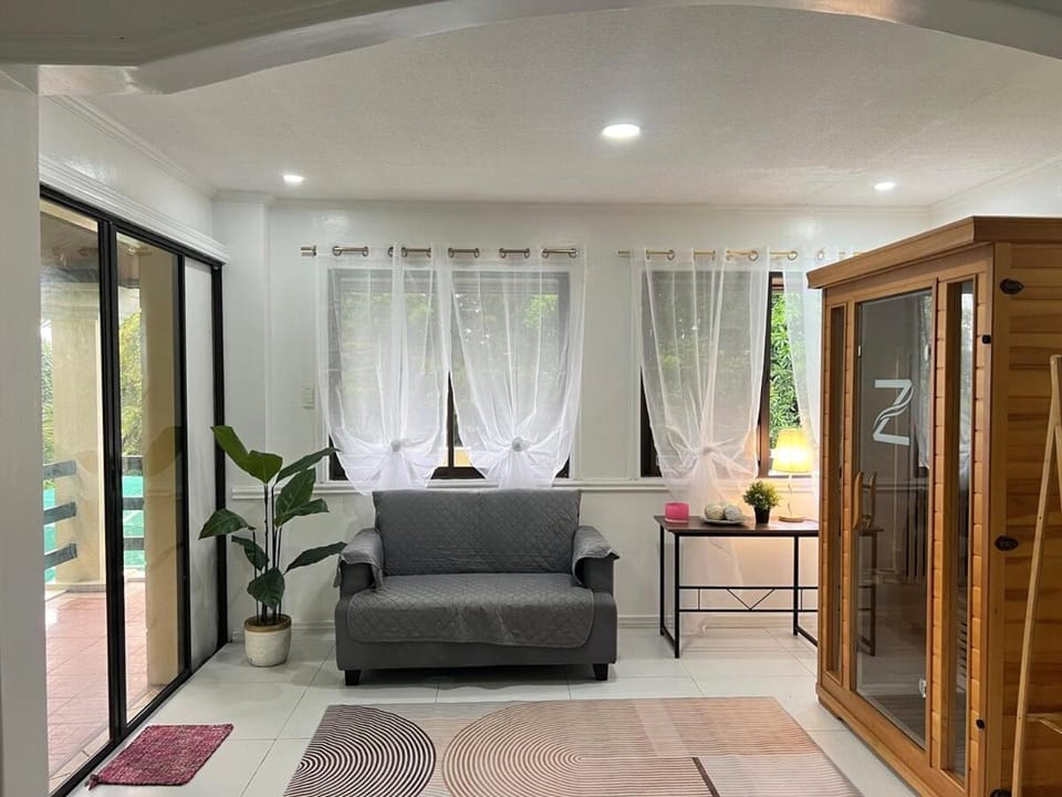 4BR Tipolo rest house with Pool Sauna billiards hockey Apartment in Antipolo