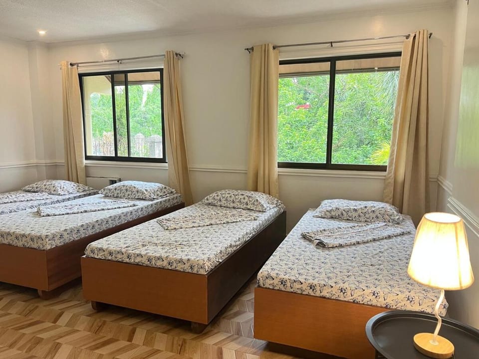 4BR Tipolo rest house with Pool Sauna billiards hockey Apartment in Antipolo