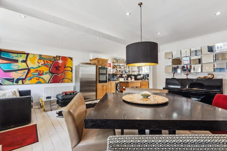 Kitchen or kitchenette, Seating area