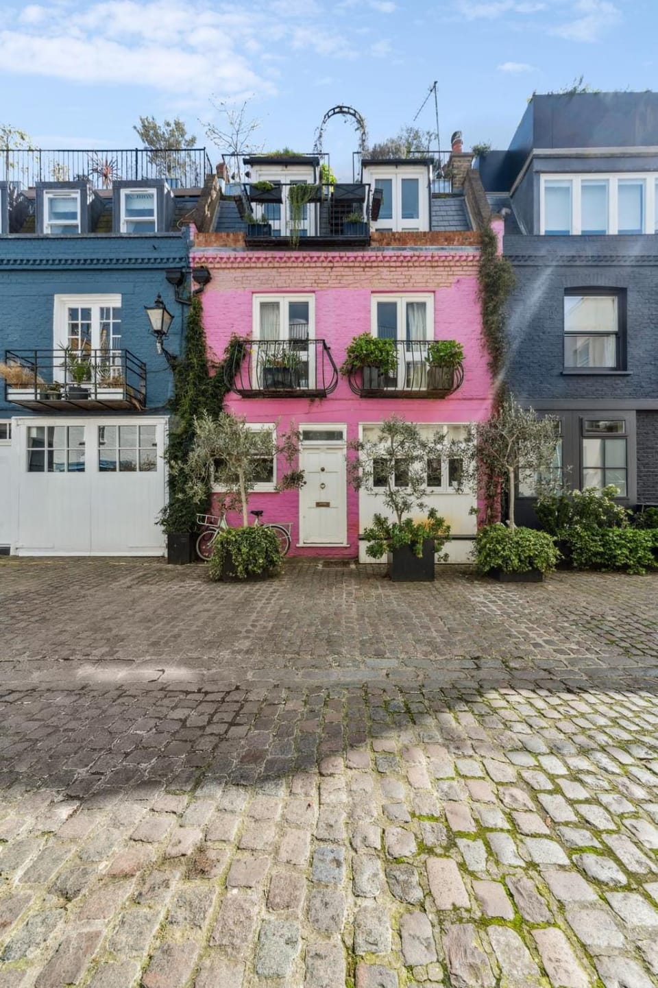 Property building, Spring, Day, Neighbourhood, City view, Location