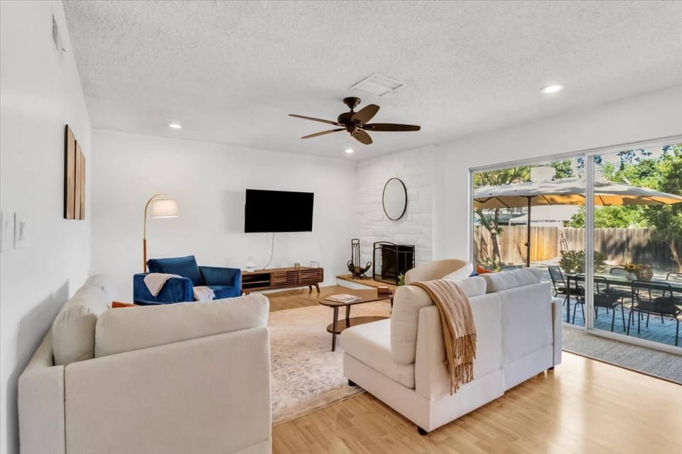 Patio, TV and multimedia, Living room, Photo of the whole room, Decorative detail, Seating area