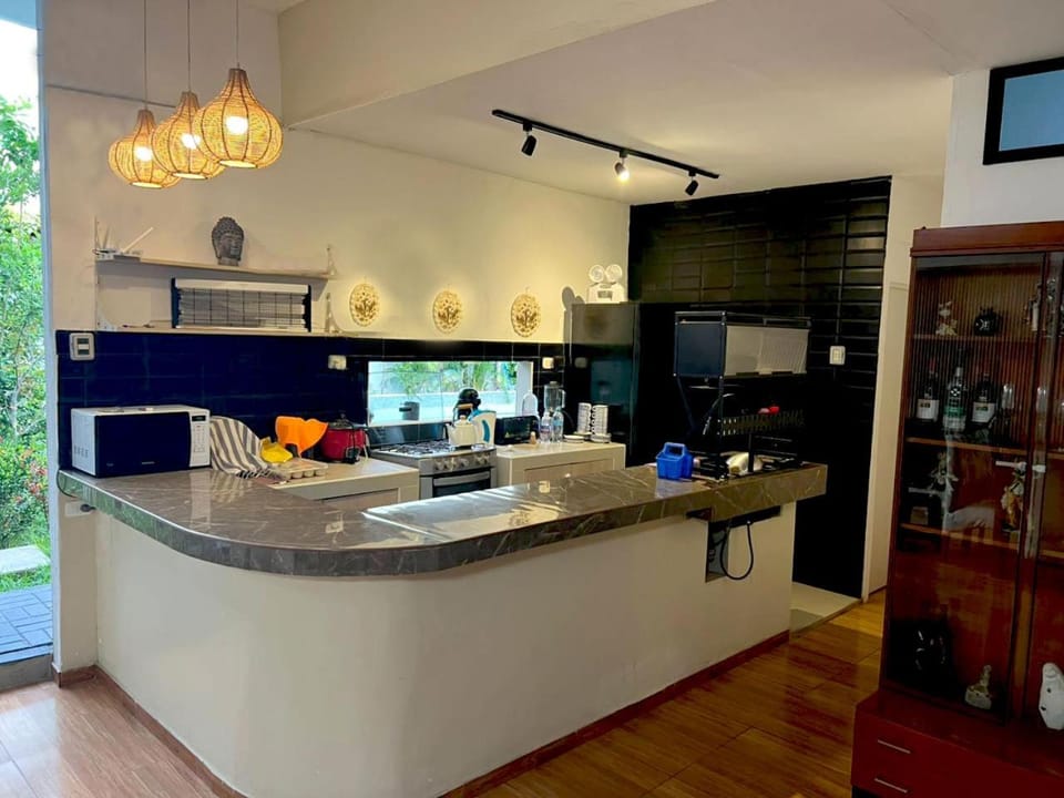 Kitchen or kitchenette, Kitchen or kitchenette, Lounge or bar