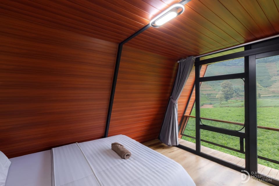 Bed, Natural landscape, Photo of the whole room, Bedroom