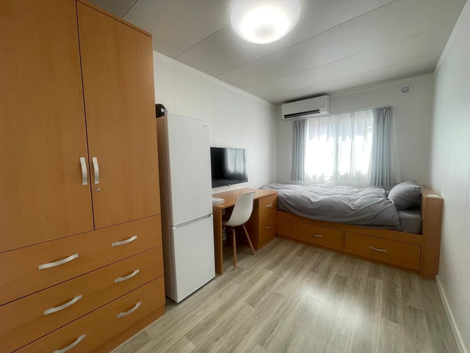 Bed, TV and multimedia, Photo of the whole room, Bedroom