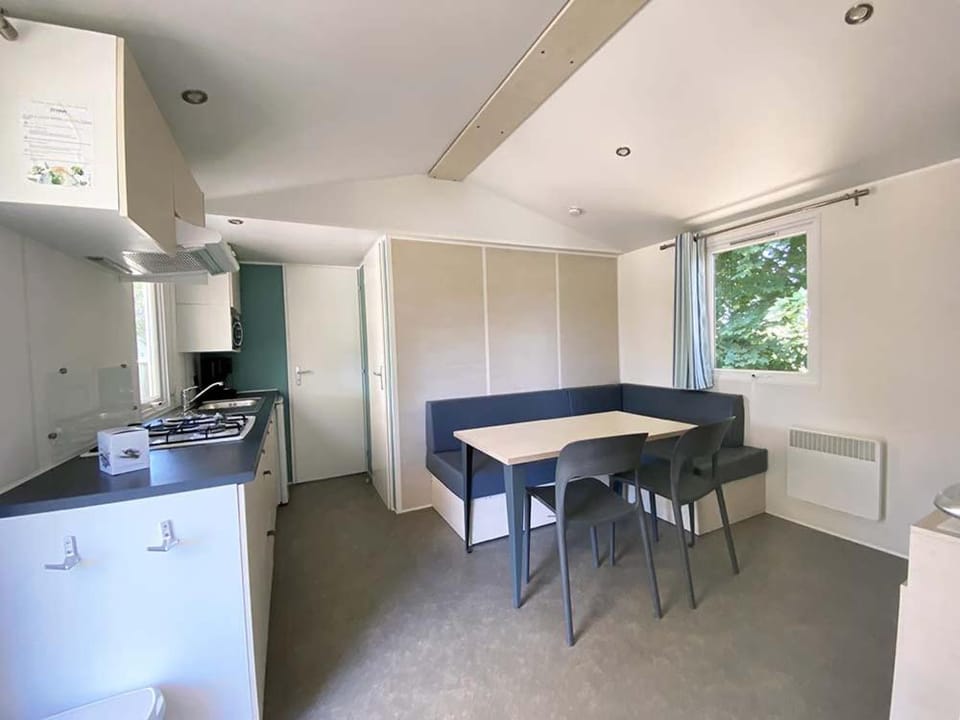 Kitchen or kitchenette, Living room, Seating area, Dining area, pet friendly, stove