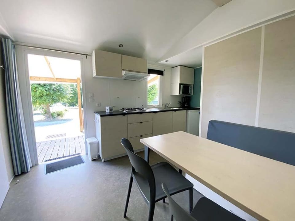 Kitchen or kitchenette, Living room, Seating area, Dining area, pet friendly, stove