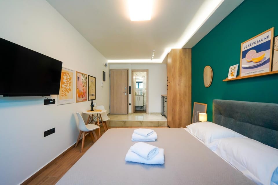 Bed, TV and multimedia, Photo of the whole room, Bedroom, towels