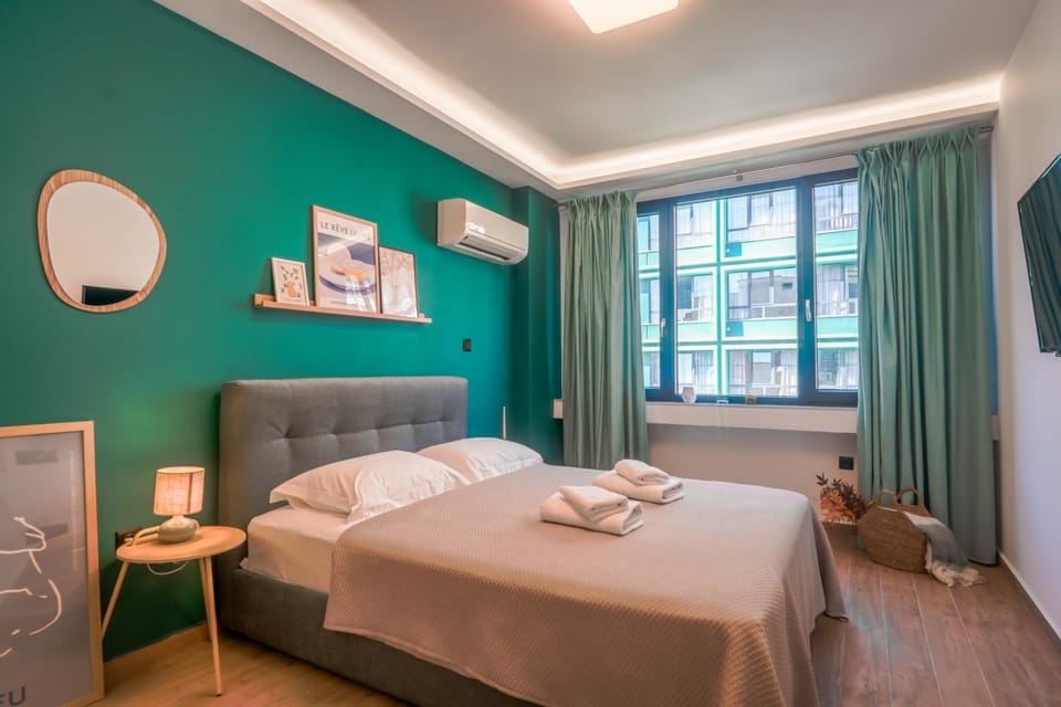 Bed, Bedroom, towels, air conditioner