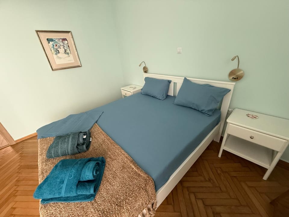 Bed, Bedroom, towels