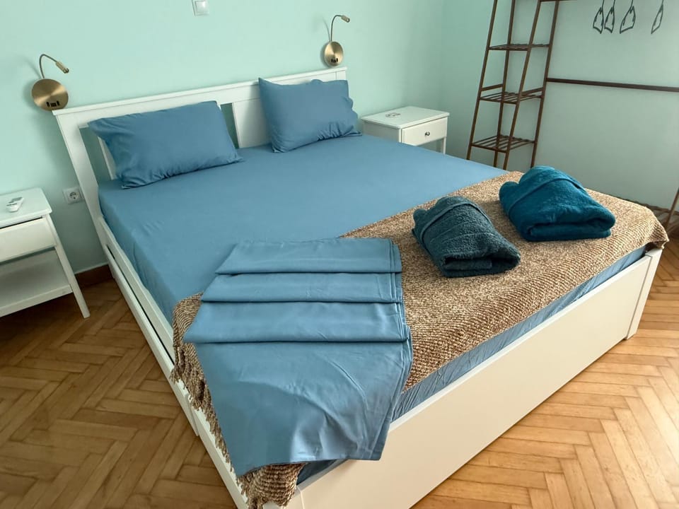 Bed, Photo of the whole room, Bedroom, towels