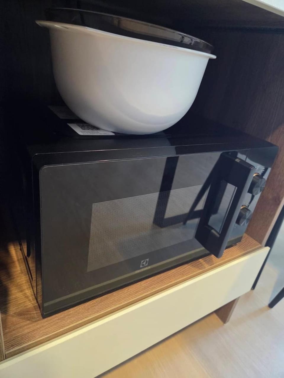 Kitchen or kitchenette, microwave, minibar