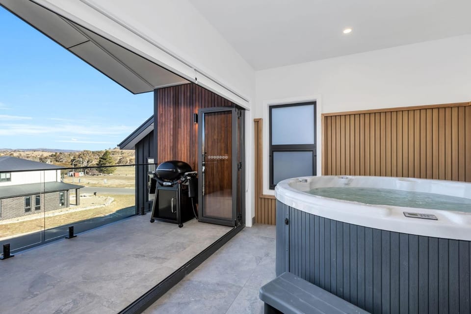 Abbott Retreat - Spa, EV Charger & Premium Luxury - 14 Abbott Street House in Jindabyne